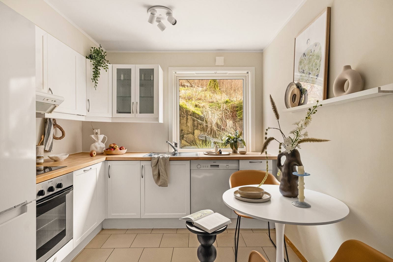 Tidløs kjøkkeninnredning fra 2008 med profilerte fronter og oljet benkeplate med kjøkkenbeslag. Galleribilde