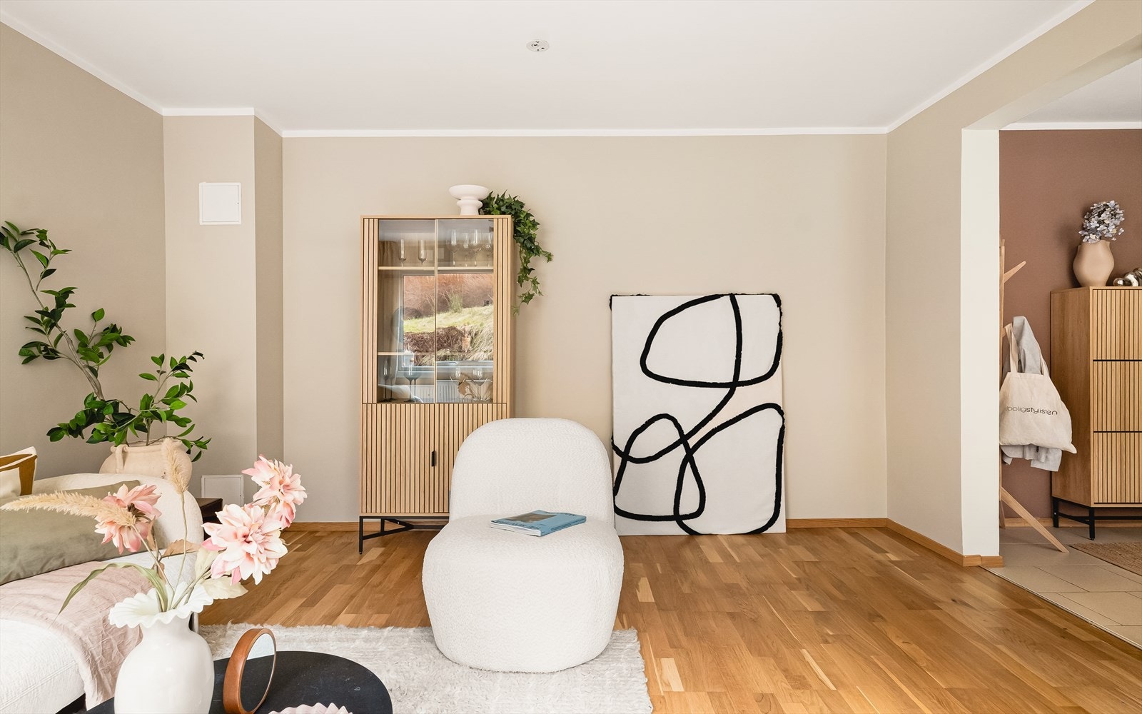 Stuen oppleves som lys og luftig med store vindusflater som slipper inn godt med naturlig lys. Galleribilde