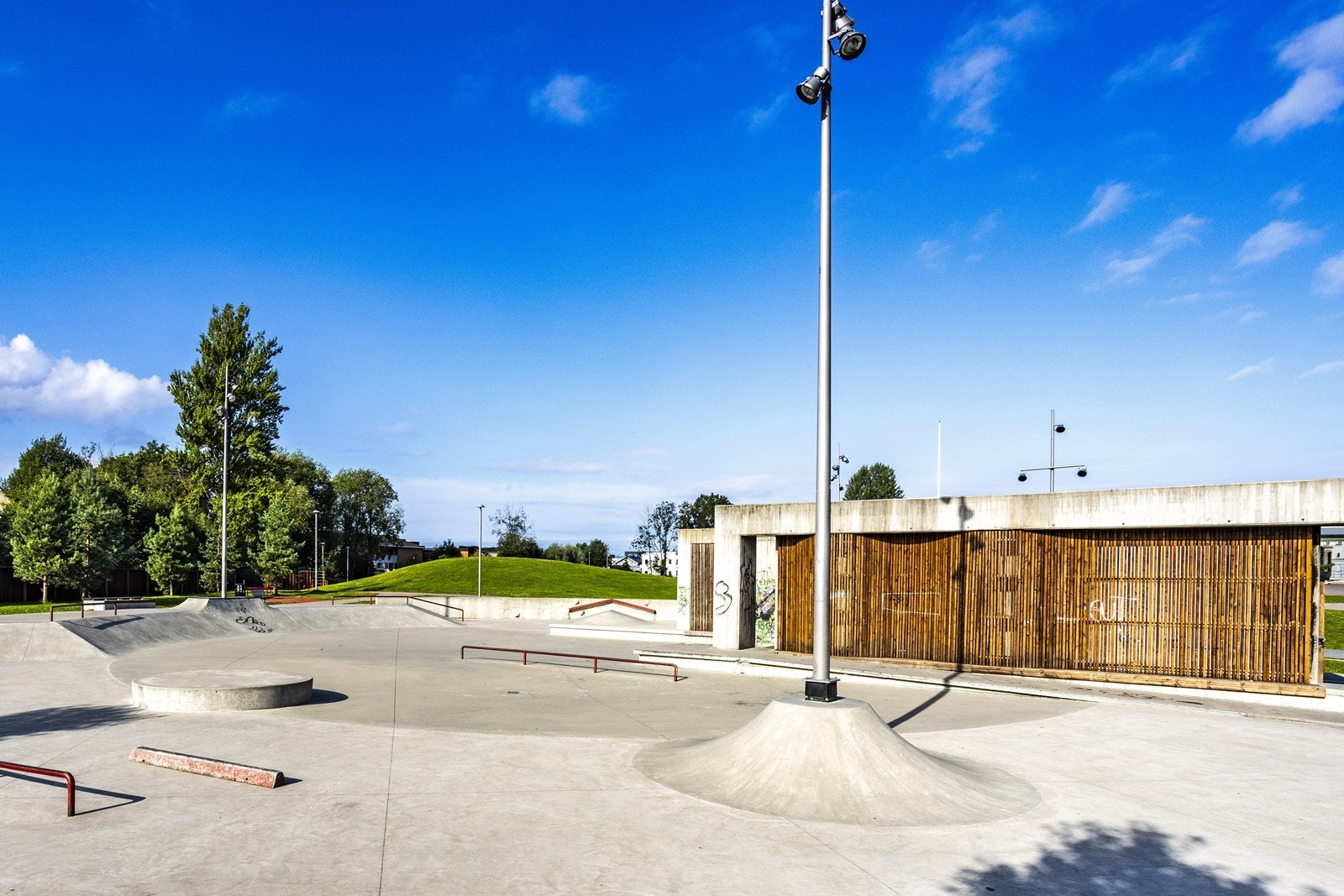 Tusenårsstedet med buldrevegg, streetbasketbane, stor gressplen og benker. Utendørs aktivitetspark for skating, BMX-sykling og sparkesykler. Galleribilde