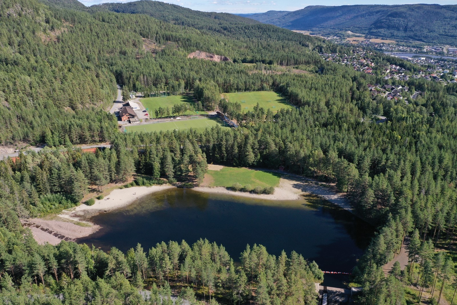 Årbogen, populært badevann med sandstrand, gressletter og flotte turstier rundt Galleribilde