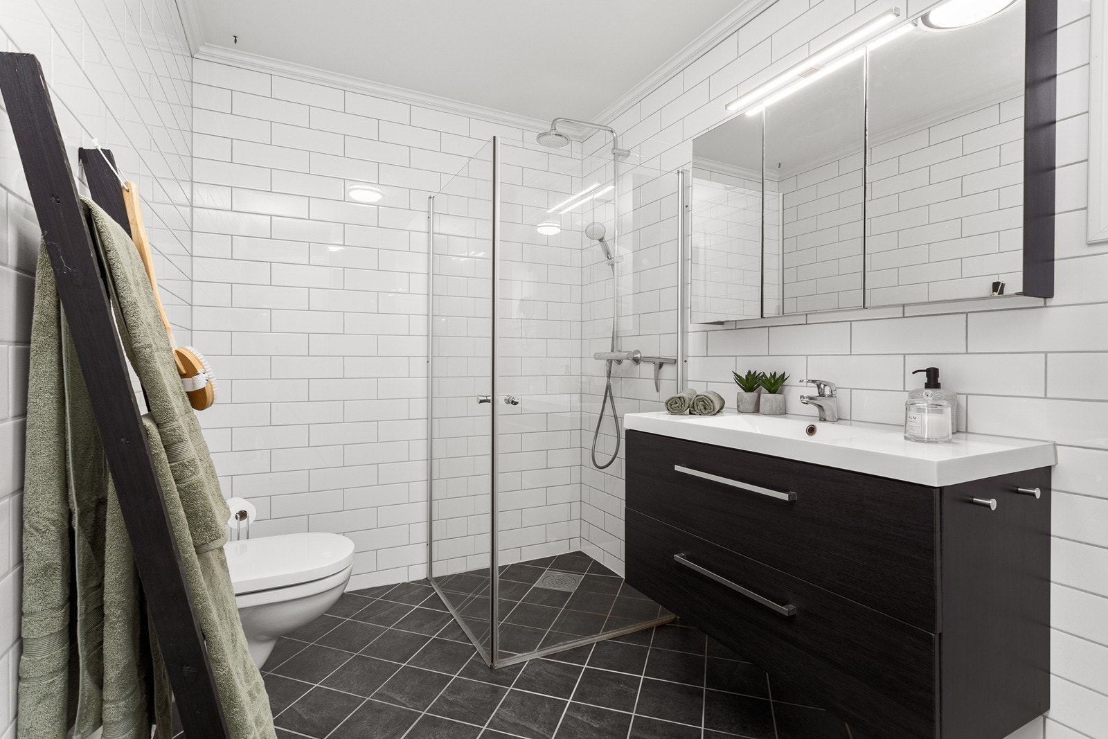 Også i denne etasje finner du pent flislagt bad med varmekabler Galleribilde