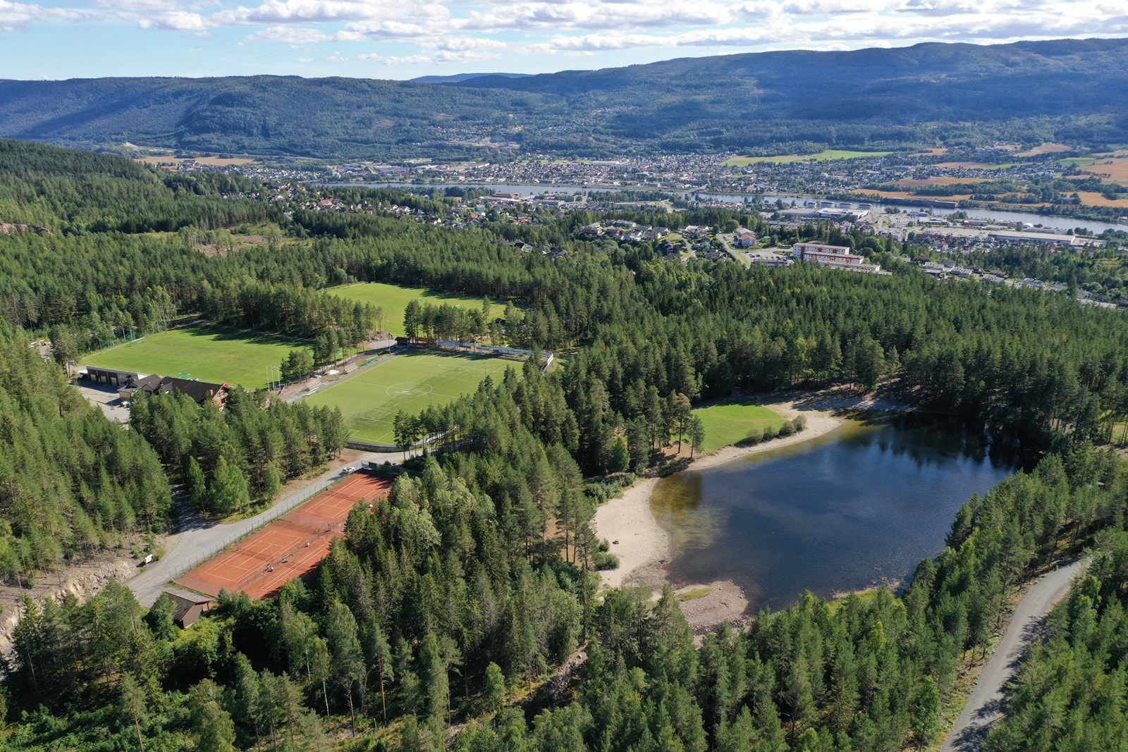 Årbogen idrettsanlegg - Hjemmebanen til IF Birkebeineren. Klubben har grupper innen fotball, håndball, ski, sykkel, og tennis. Galleribilde