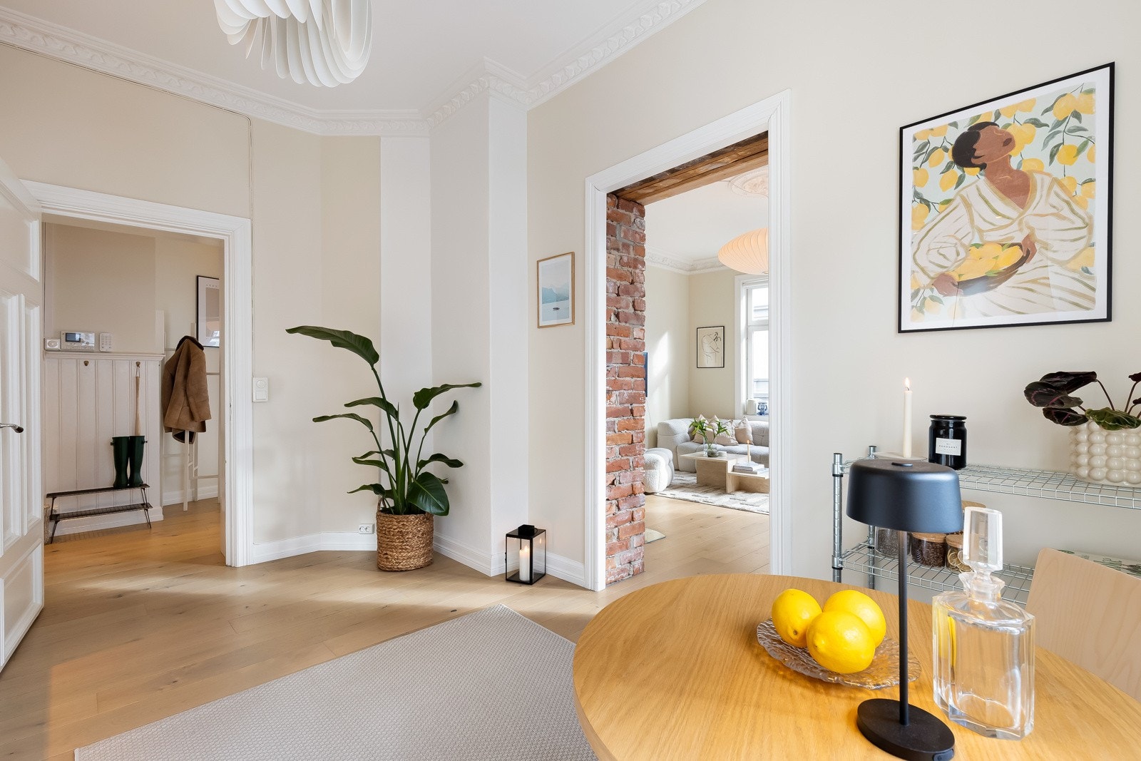 På kjøkkenet er det god plass til både matlaging og hygge Galleribilde
