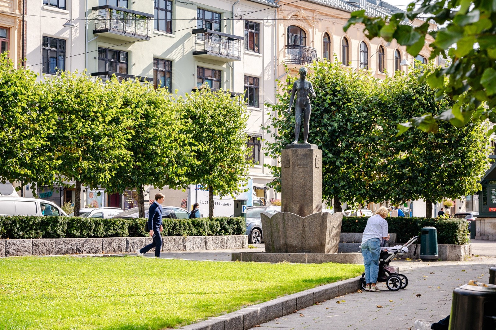 Leiligheten ligger i et ettertraktet område. I umiddelbar nærhet finner du flere restauranter, kaféer, t-bane/trikk/buss og flere grøntområder. Galleribilde