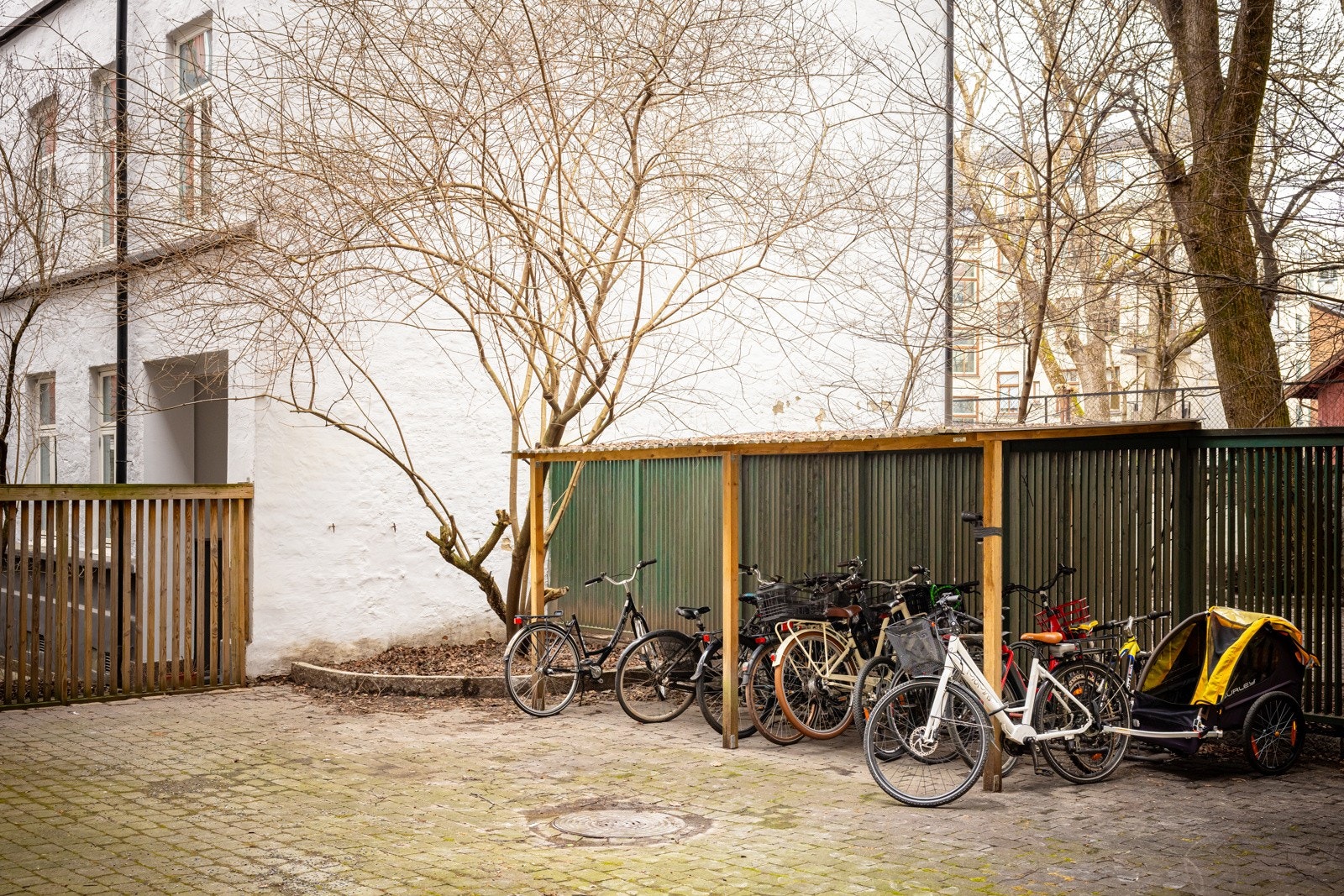 Felles bakgård med sykkelparkering Galleribilde