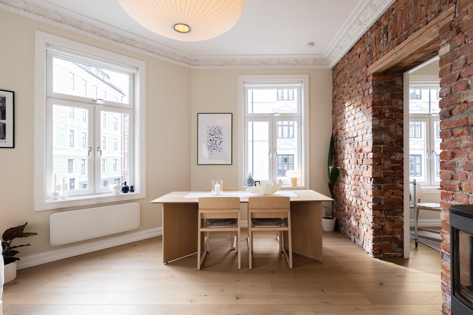 Gode innredningsmuligheter i stuen med plass til sofa- og spisegruppe Galleribilde