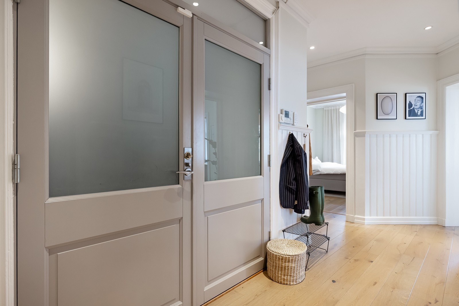 Gjennom en dobbel fløydør møter du en lys og innbydende entré. Videre inn i gangen er det plass for garderobeløsninger. Galleribilde