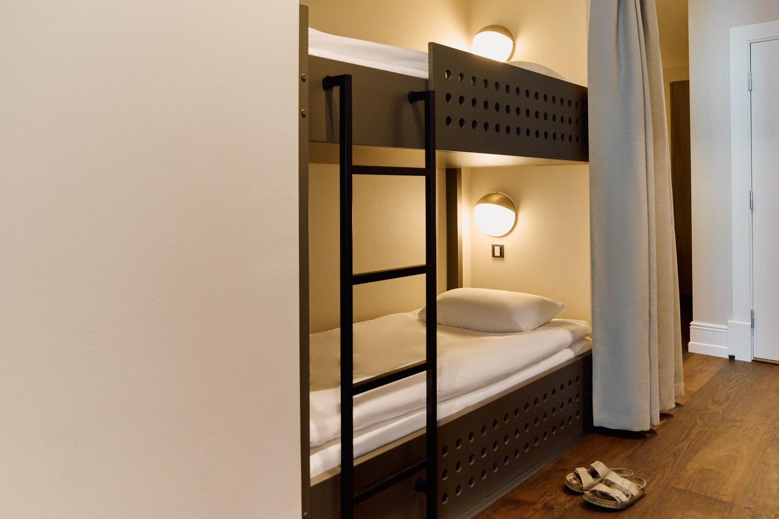 Solid køyeseng, madrasser fra Jensen og sengetøy i 100 % egyptisk bomull som byttes hver 7. dag. Galleribilde