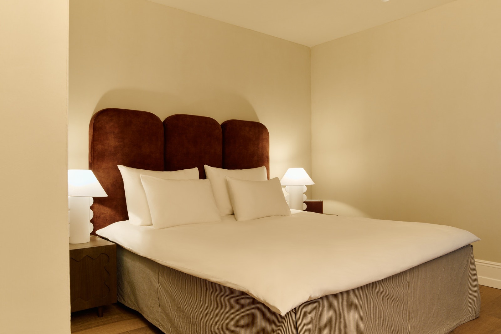 King-size seng fra Jensen og sengetøy i 100 % egyptisk bomull som byttes hver 7. dag. Galleribilde