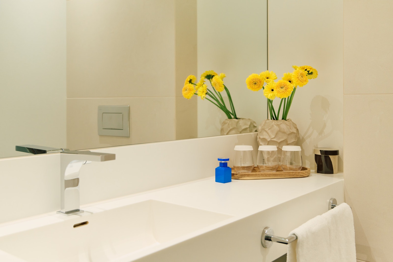 Lyst bad med kraftig regnfallsdusj og baderomsprodukter fra DS & Durga. Nye håndklær hver 7. dag Galleribilde