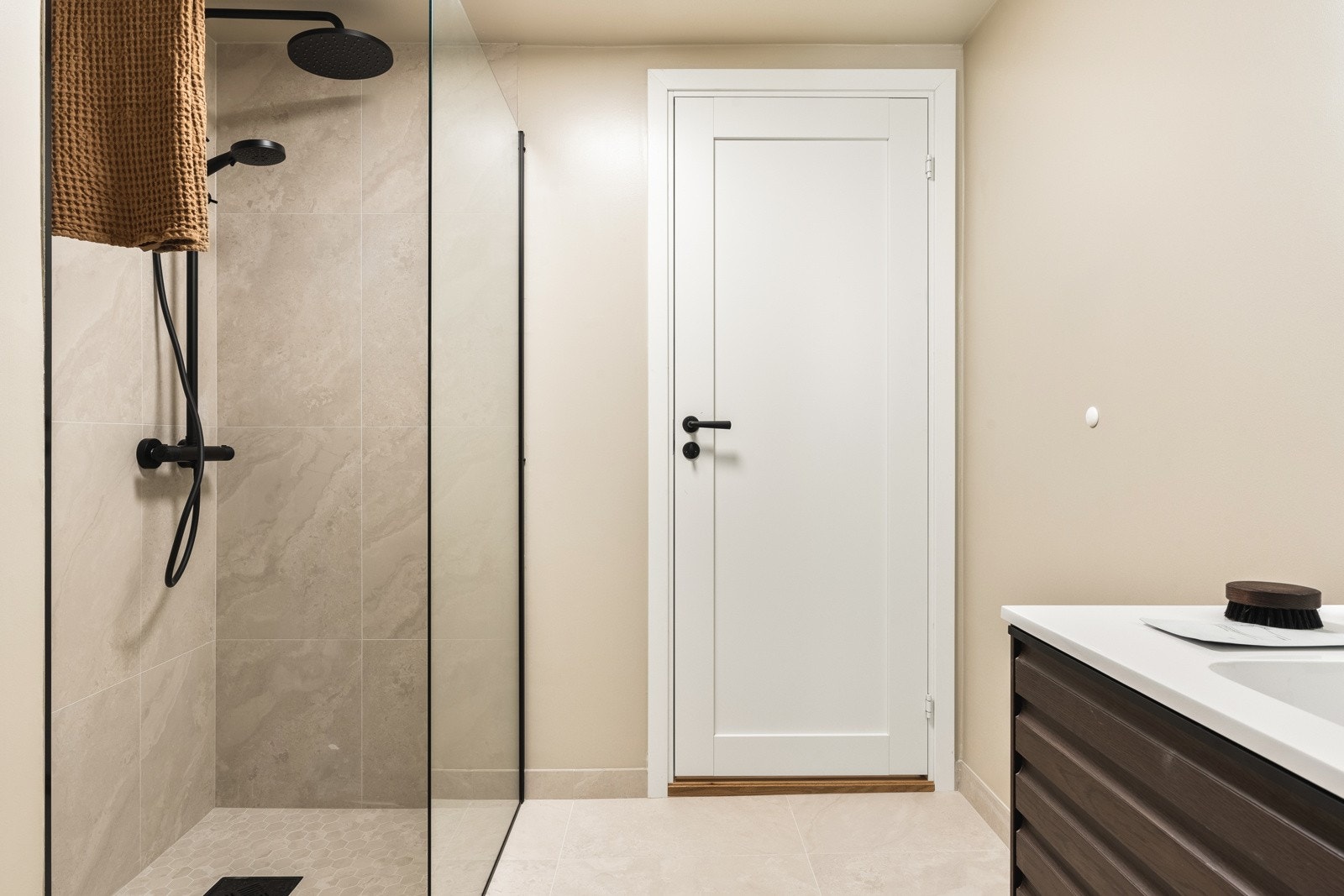 Rommet har samme moderne preg og fargetoner som resten av leiligheten. Galleribilde