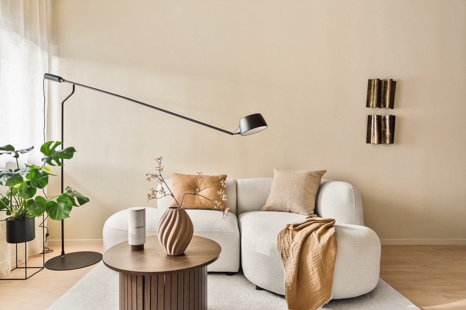 Gulvet er gjennomgående i hele leiligheten, foruten bad og entré. Galleribilde