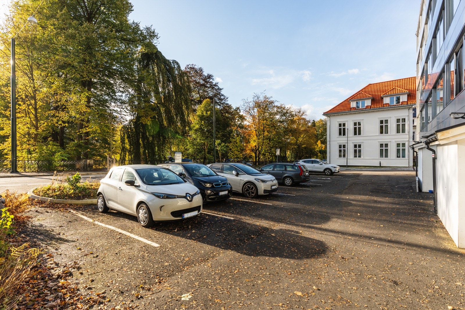 Felles parkeringsplass. Galleribilde