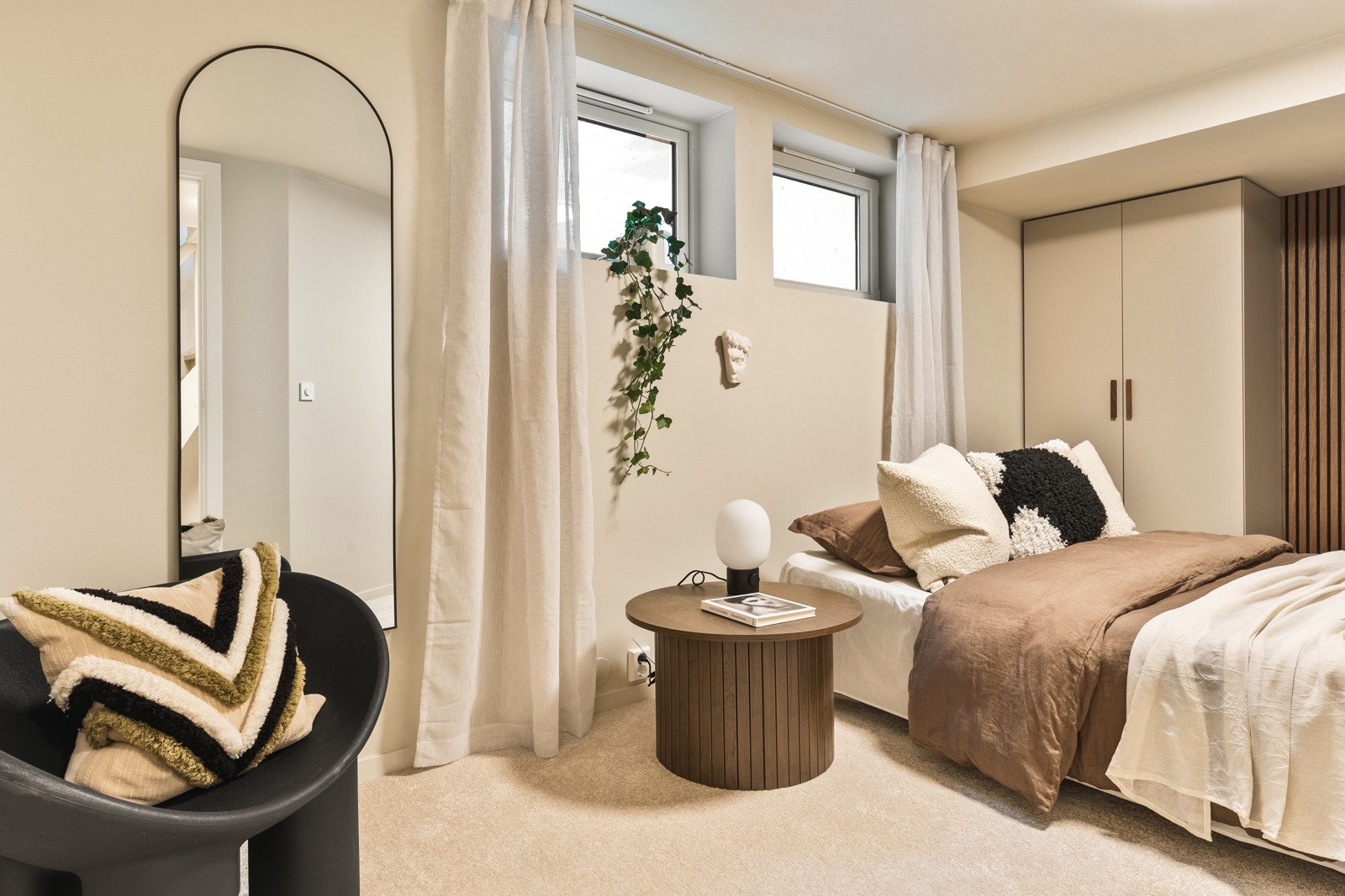 På gulvet er det vegg-til-vegg teppe i samme duse farge som rommet forøvrig. Galleribilde