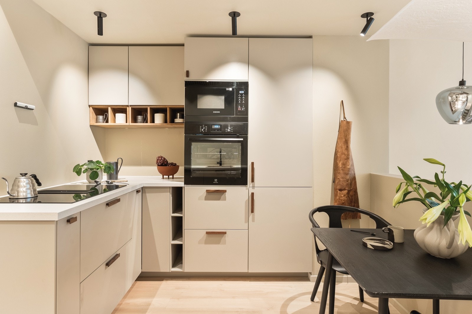 Kjøkkeninnredningen består av slette fronter og laminat benkeplate med nedfelt vask av stål. Galleribilde