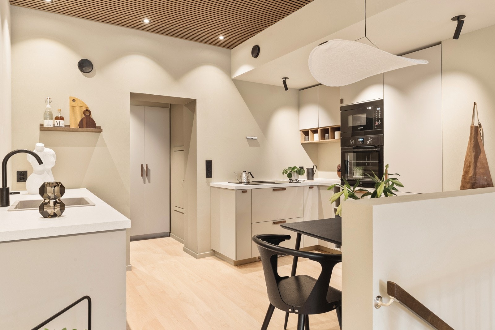 Kjøkkenet ligger som tidligere nevnt i åpen løsning med stuen, men er på ingen måte dominerende i rommet. Galleribilde