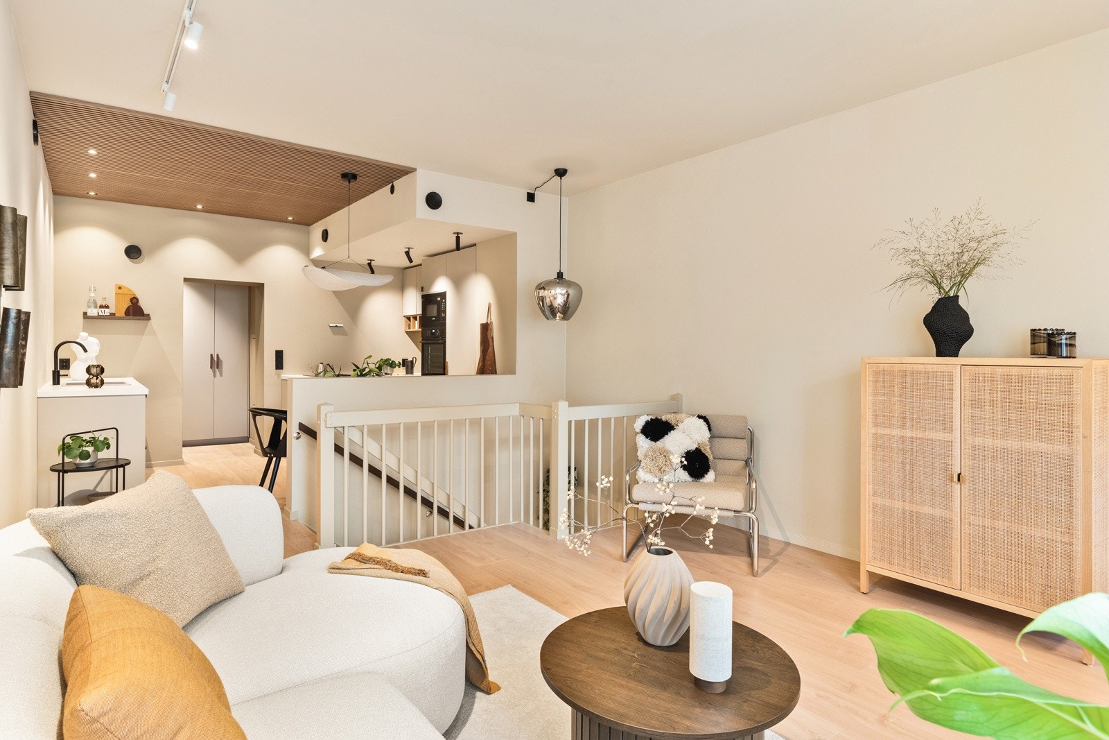 Rommet har en fantastisk atmosfære med svært god takhøyde, godt lysinnslipp og spiler i tak i kjøkkensonen. Galleribilde