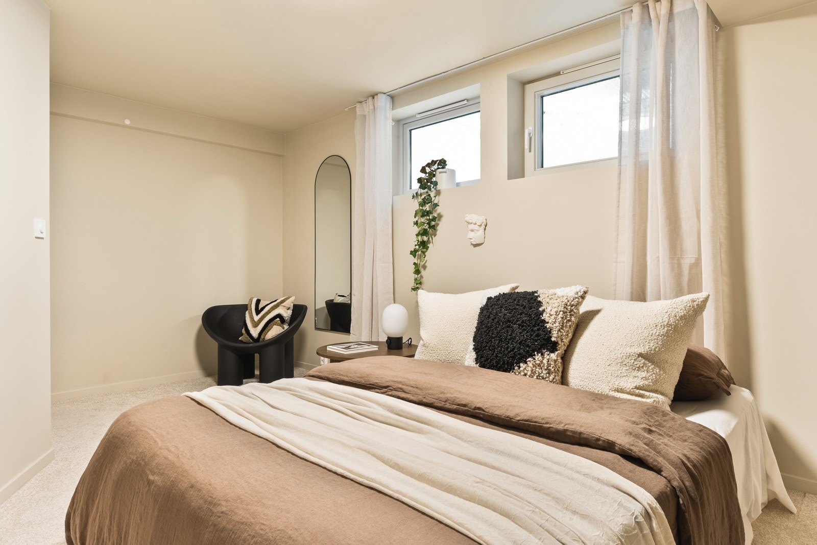 Soverommet har gode oppbevaringsmuligheter med hele to garderobeskap som selvfølgelig medfølger handelen. Galleribilde