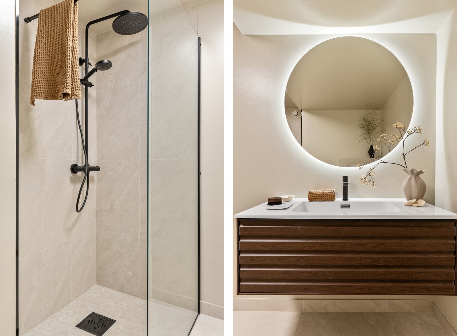 Med fliser, baderomsinnredning, speil m/ lys, vegghengt toalett samt dusj med glassvegg er dette absolutt et fullverdig bad. Galleribilde