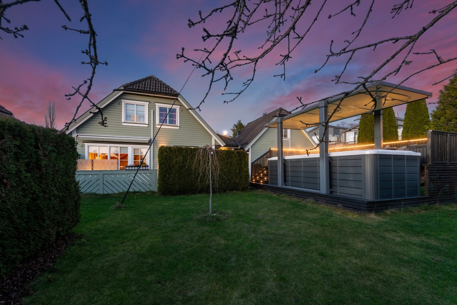 Skjermet hage med basseng. Galleribilde