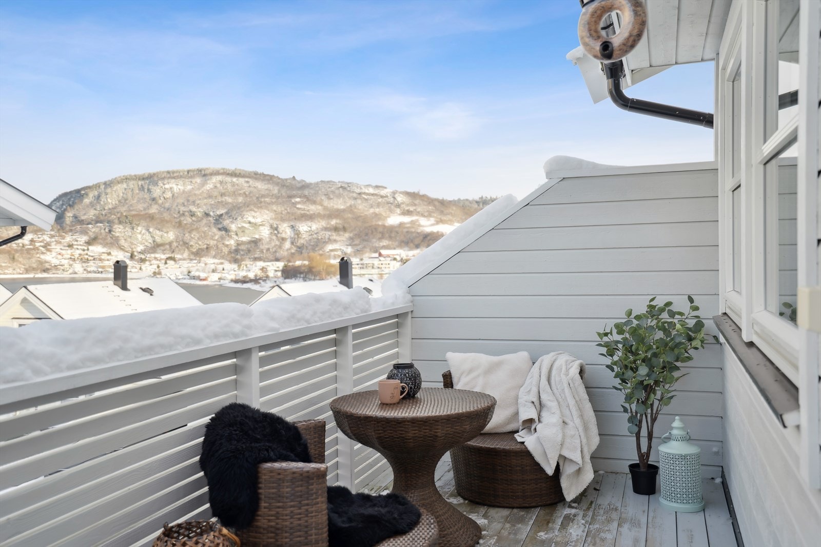 Fra stuen har du direkte utgang til en romslig balkong på hele 12 kvm. Fra balkongen har du utsikt mot bl.a. Buvikbukta og Brekka. Galleribilde