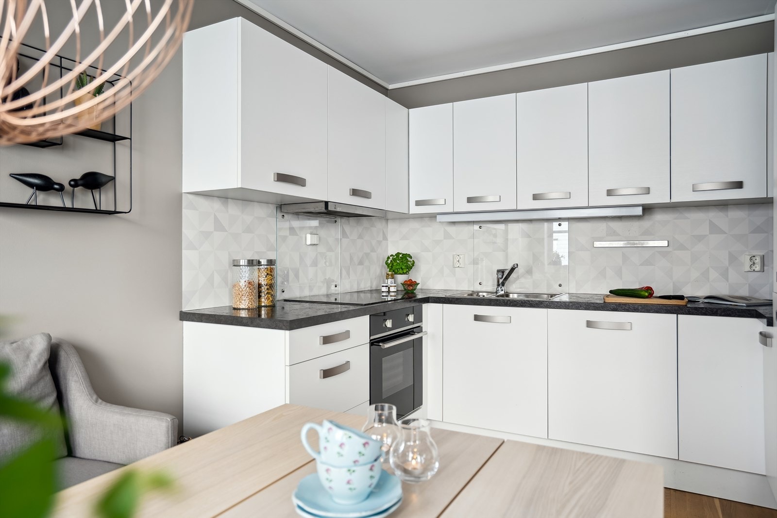 Stilfull kjøkkeninnredning med integrerte hvitevarer gir et helhetlig og moderne uttrykk. Galleribilde