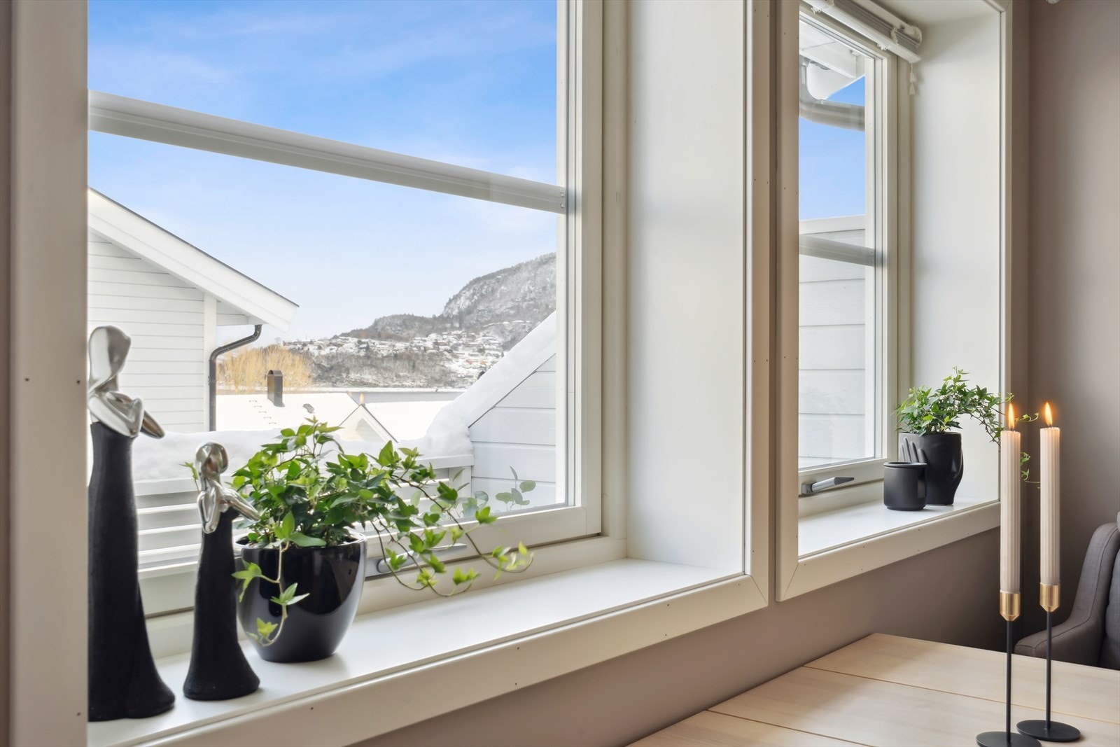 Utsiktsbilde fra spisebordet. Herfra skimter du Buvikbukta og Brekka. Galleribilde