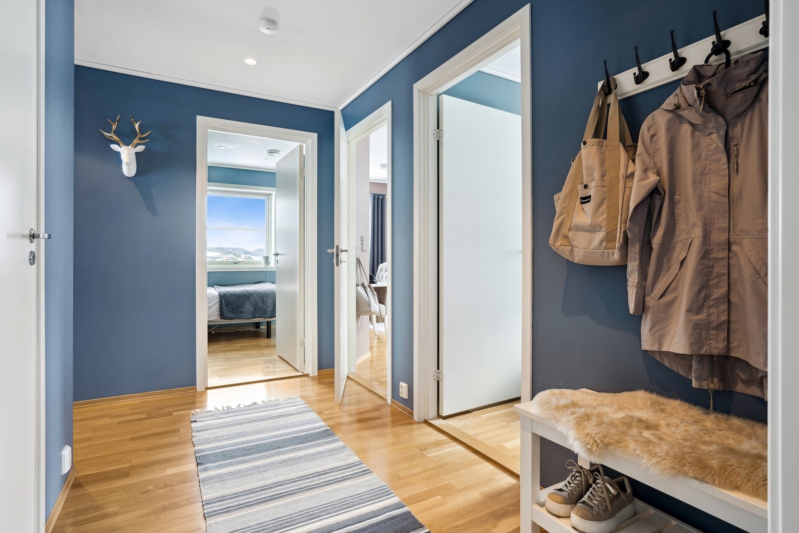 Gangen gir et flott førsteinntrykk og har god plass til oppbevaring av yttertøy og sko. Galleribilde