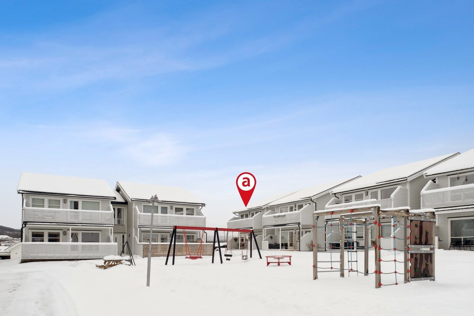 I bakkant av carporten finner du en praktisk bod med murstøpt gulv, innlagt strøm og smarte oppbevaringsløsninger. Galleribilde