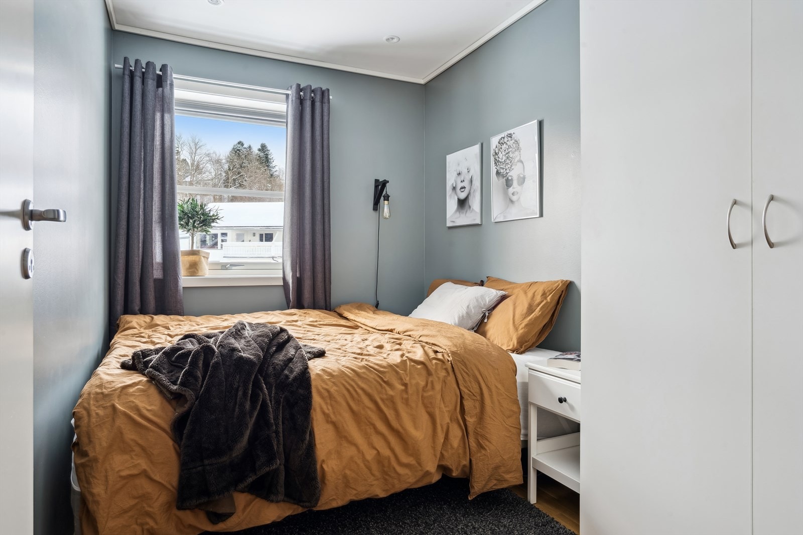 Bilen parkerer man i en carport med elbillader. I tillegg har sameiet rikelig med gjesteparkeringsplasser. Galleribilde