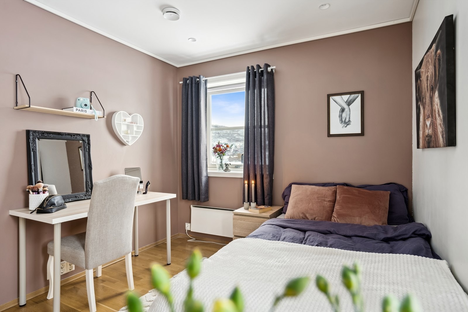 Hovedsoverommet er romslig med god plass til dobbeltseng og garderobeskap. Galleribilde