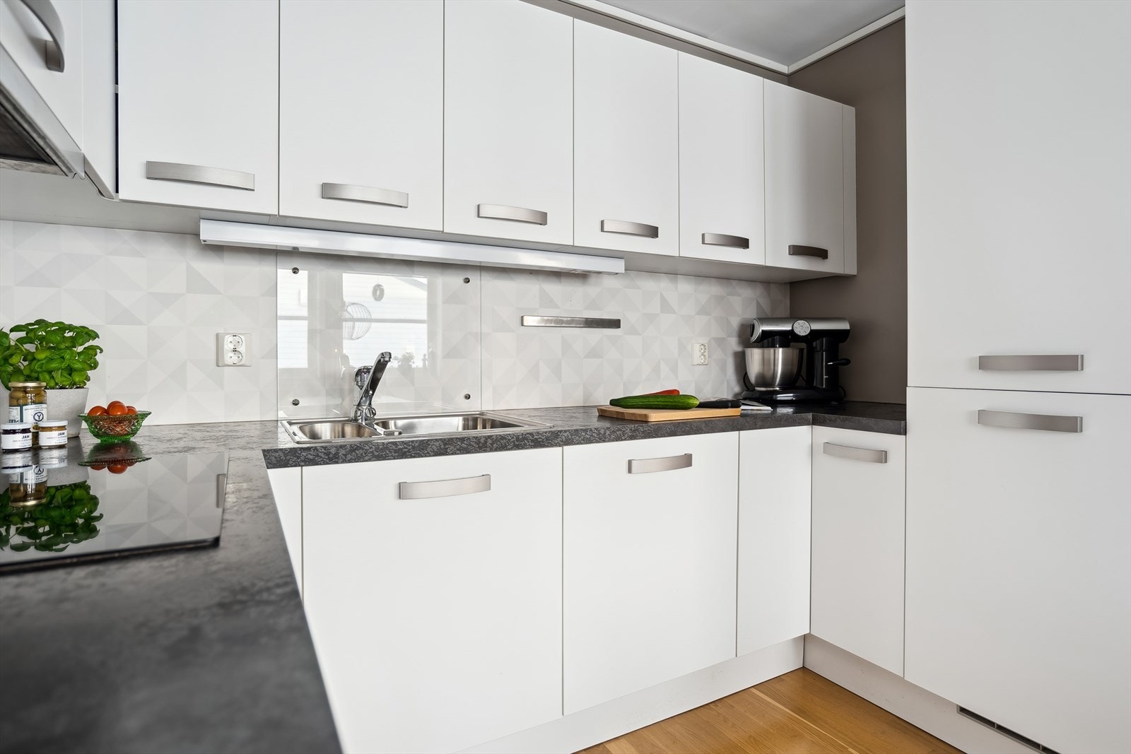 Kjøkkenet har rikelig med benkeplass og god oppbevaringsplass. Galleribilde