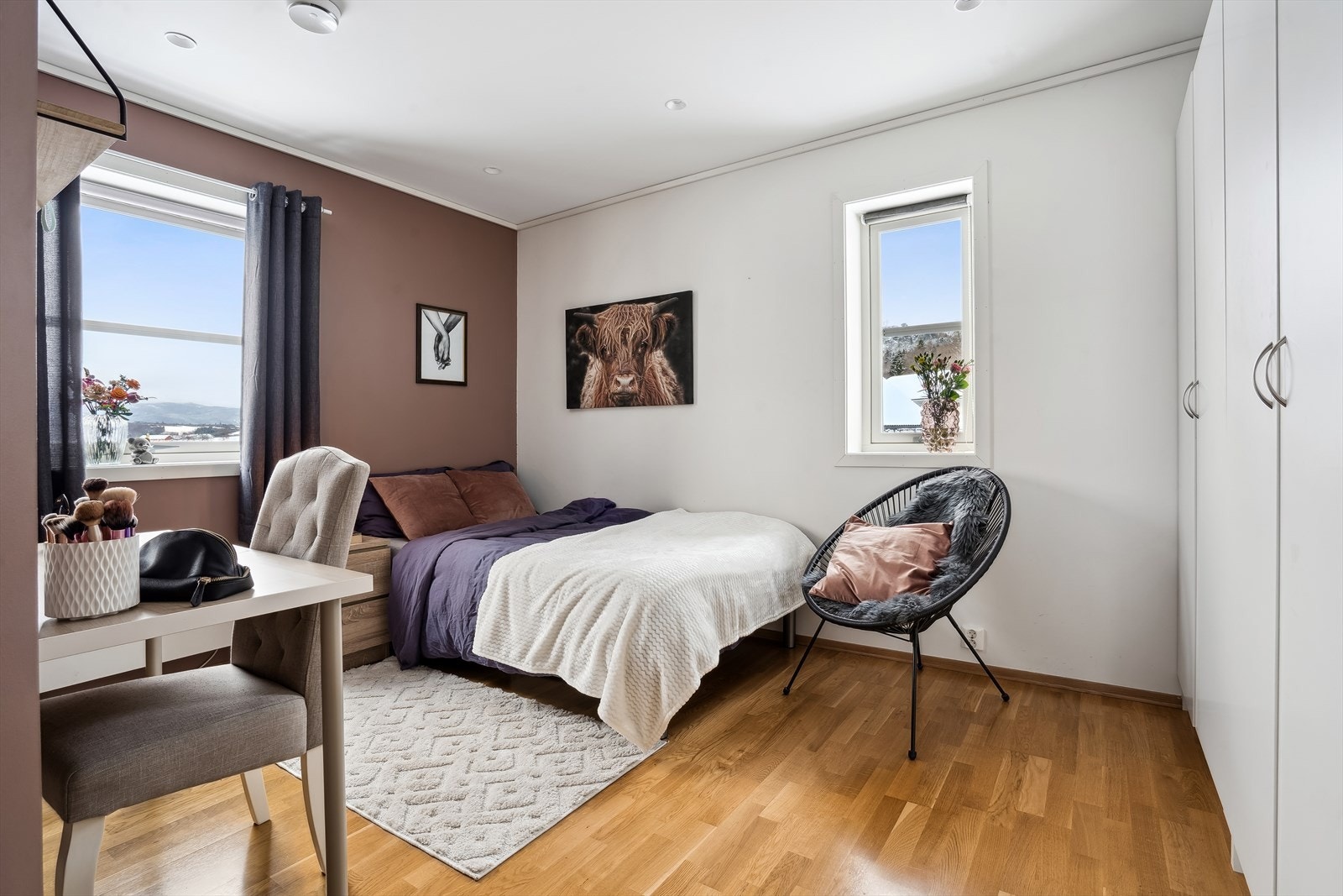 Boligen har tre fine soverom, alle med parkettgulv og malte vegger i delikate fargetoner. Galleribilde