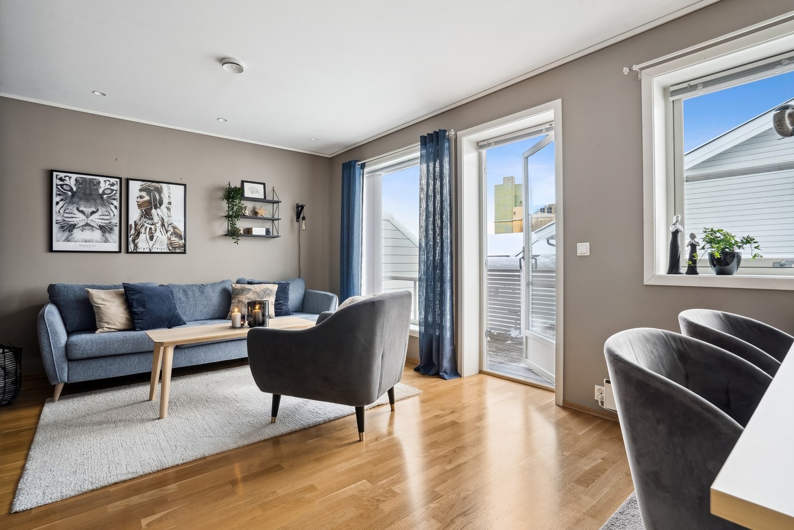 Store vindusflater slipper inn rikelig med dagslys og skaper en trivelig atmosfære. Galleribilde