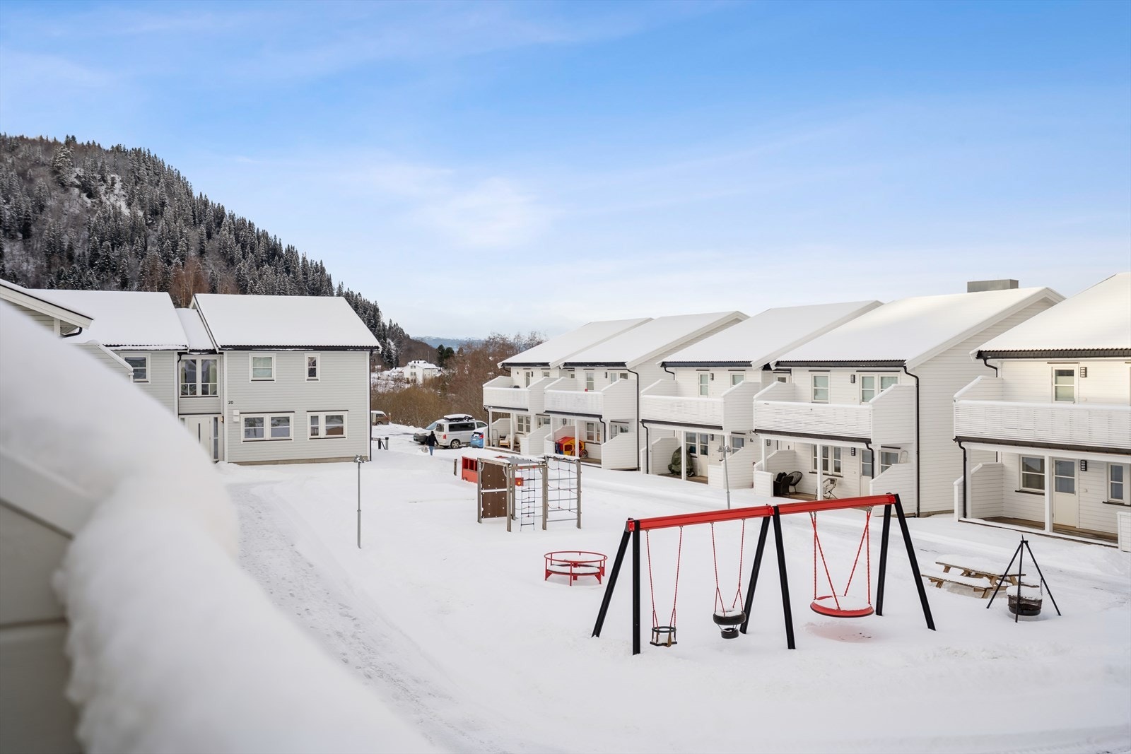 Fra balkongen har man utsikt ned til fellesområde hvor det er etablert en lekeplass for de minste. Galleribilde