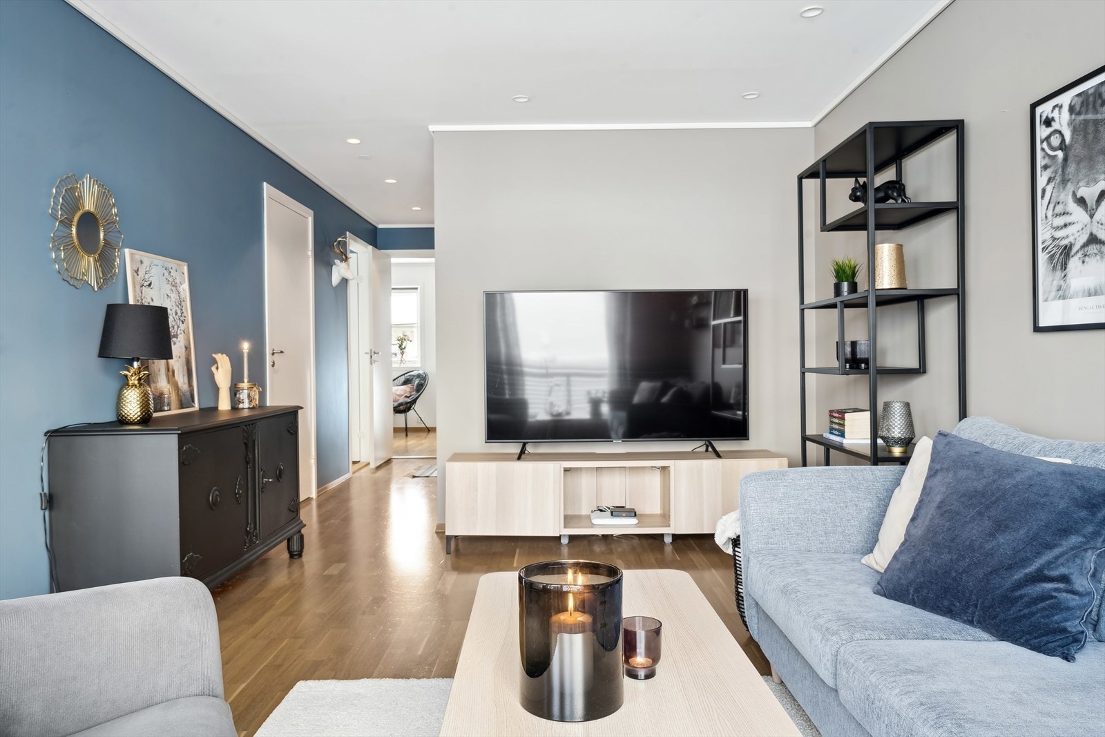 Det er god plass til å etablere sofagruppe og TV-møblement. Både kabel-TV og internett er inkludert i fellesutgiftene. Galleribilde