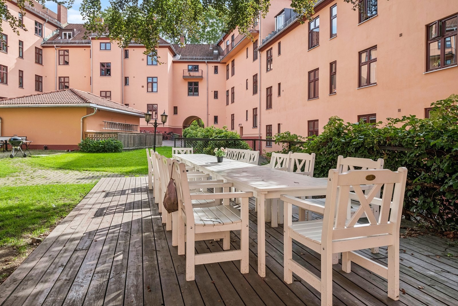 Borettslaget har en meget pen avstengt bakgård med flere sitteplasser og grill. Galleribilde