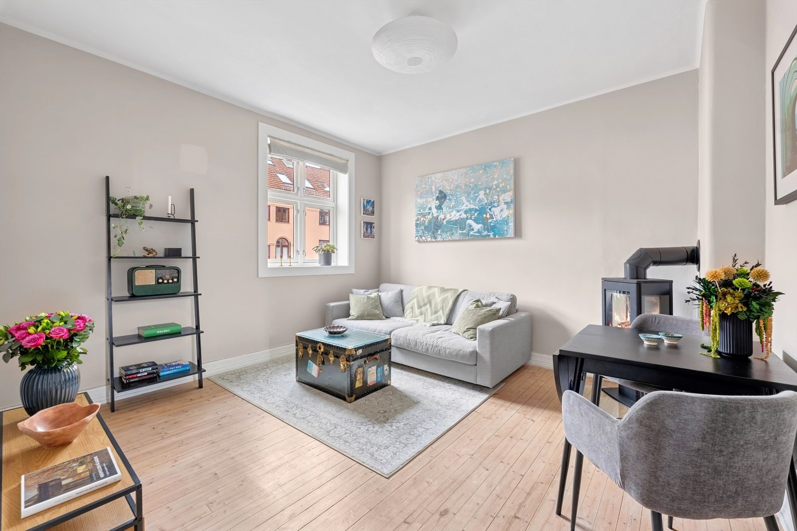 Thomas Alexander Tønder v/DNB Eiendom ønsker velkommen til denne klassiske leiligheten i Fjørtofts gate 15! God takhøyde, originale tregulv og dype vinduskarmer. Galleribilde