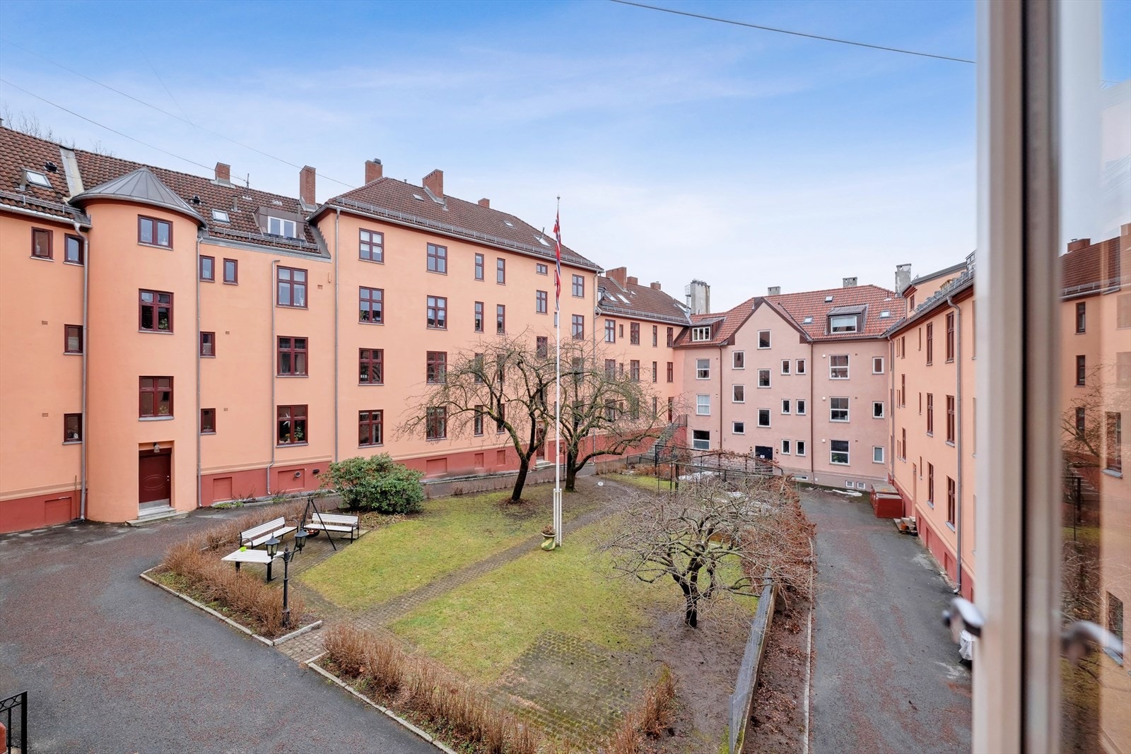 Fra kjøkkenvinduet har du nydelig utsikt over bakgården til borettslaget. Galleribilde