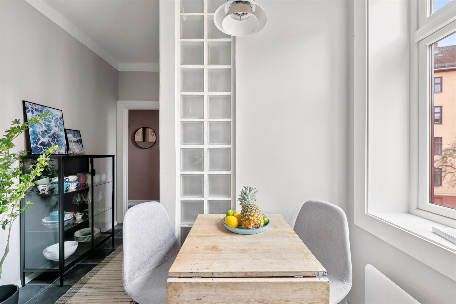 God plass til spisebord på kjøkkenet. Galleribilde