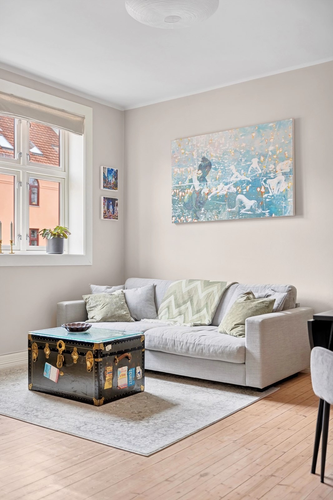 Gjennomgående leiligheten med mye naturlig lys og fantastisk takhøyde. Galleribilde