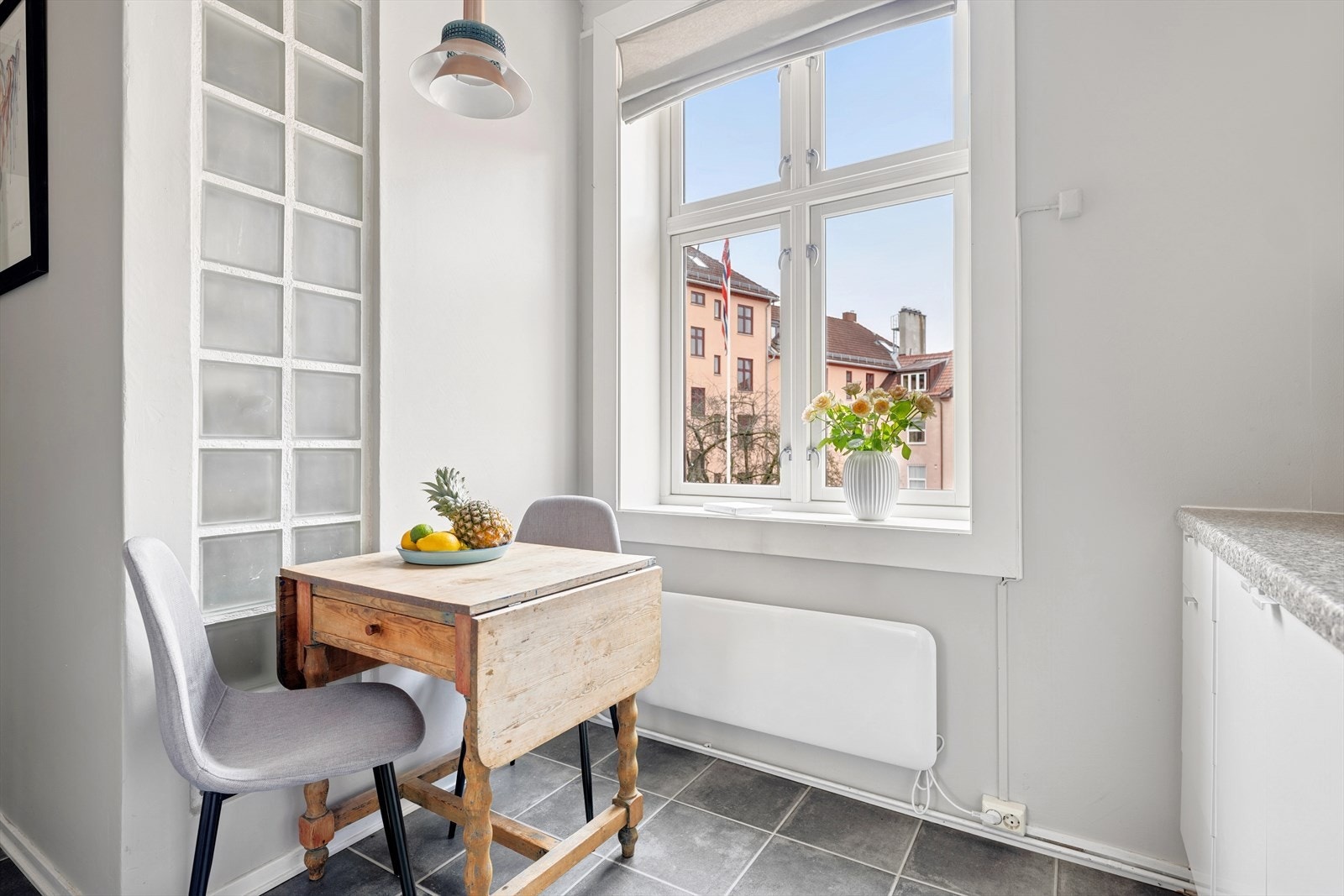 På kjøkkenet kan man virkelig nyte frokosten mens man ser utover den idylliske bakgården til borettslaget. Galleribilde