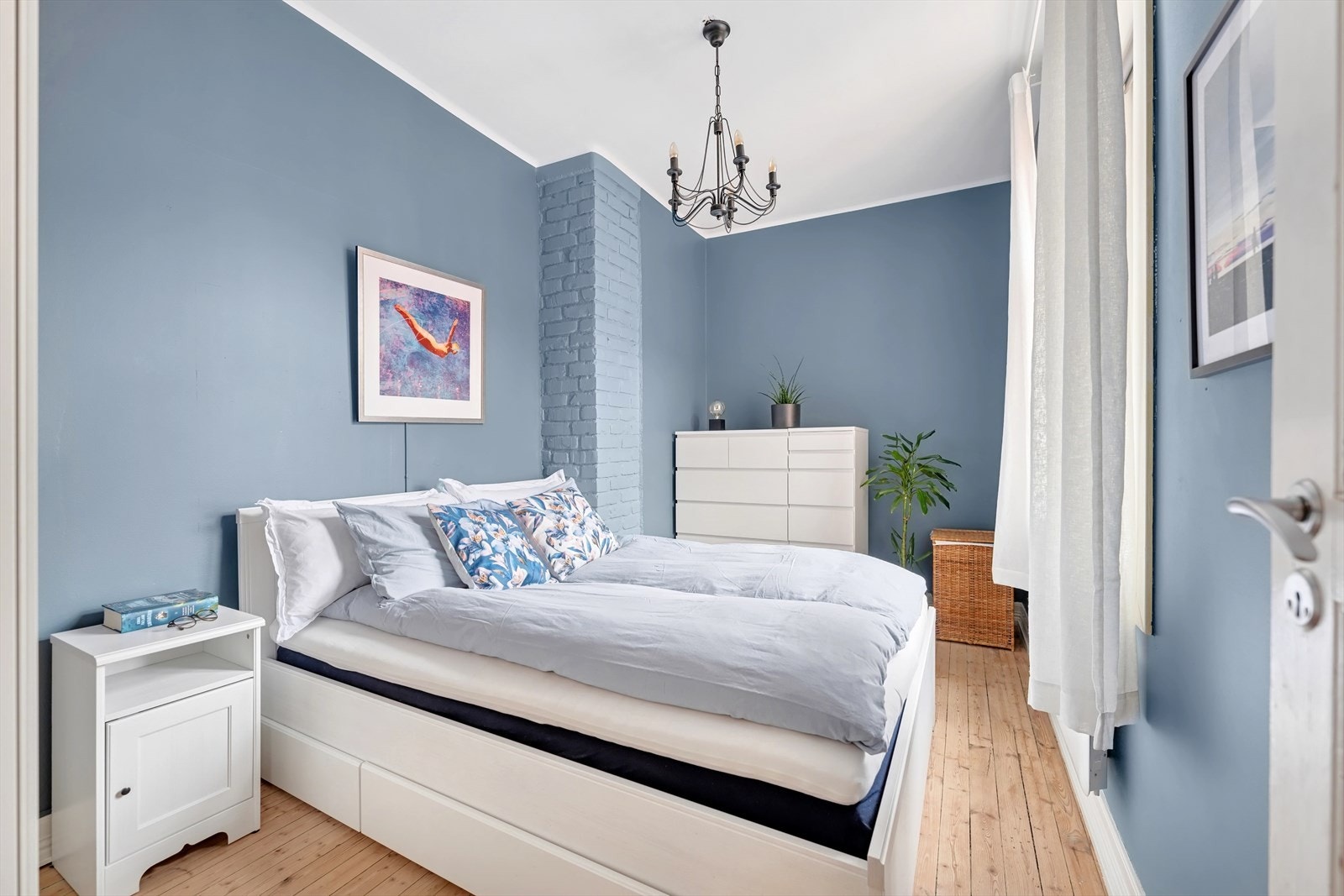 Soverom med store vindusflater og plass til dobbelseng, oppbevaring og nattbord. Ideelt for komfort! Soverommet vender mot rolig gate. Galleribilde