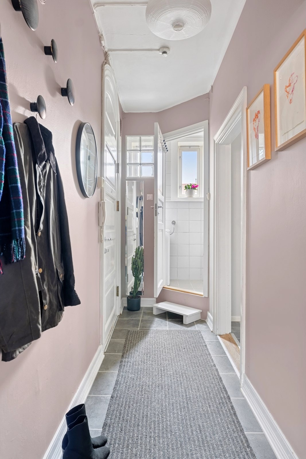 Malt tak og vegger gang i 2023 Galleribilde