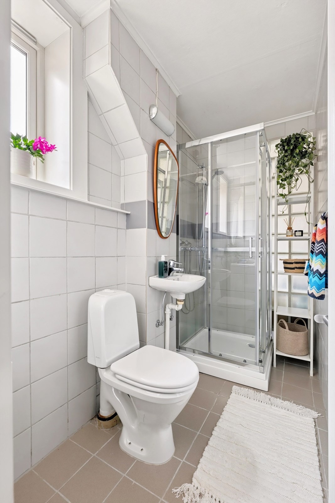 Funksjonelt bad med god plass og praktiske løsninger. Enkelt og brukervennlig! Galleribilde