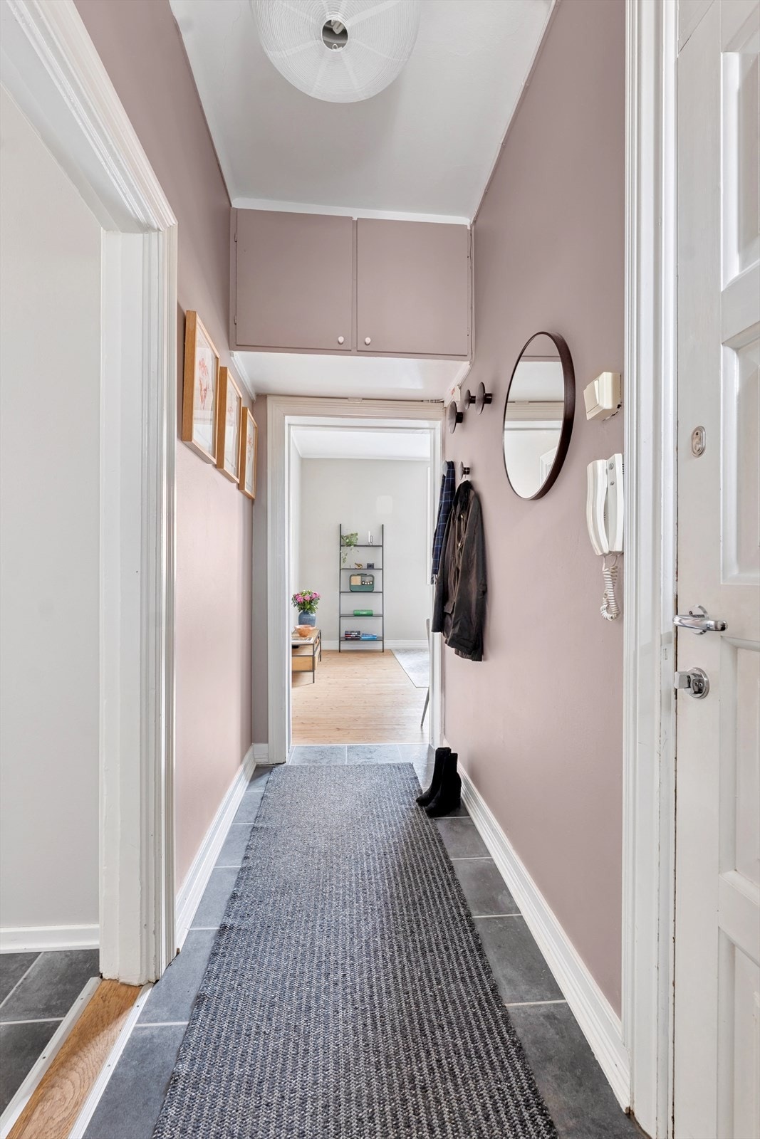 Inngangsparti med smarte løsninger for oppheng. Praktisk og stilfullt! Galleribilde