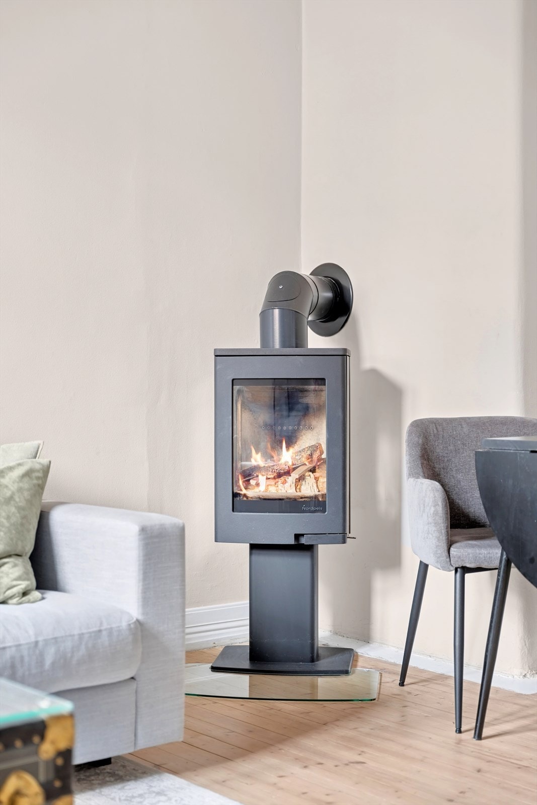 Peisovn for de kjøligere dagene. Leiligheten er ellers oppvarmet elektrisk. Installert vedovn i stuen i 2024. Borettslaget har også rehabilitert pipeløp i nyere tid. Galleribilde