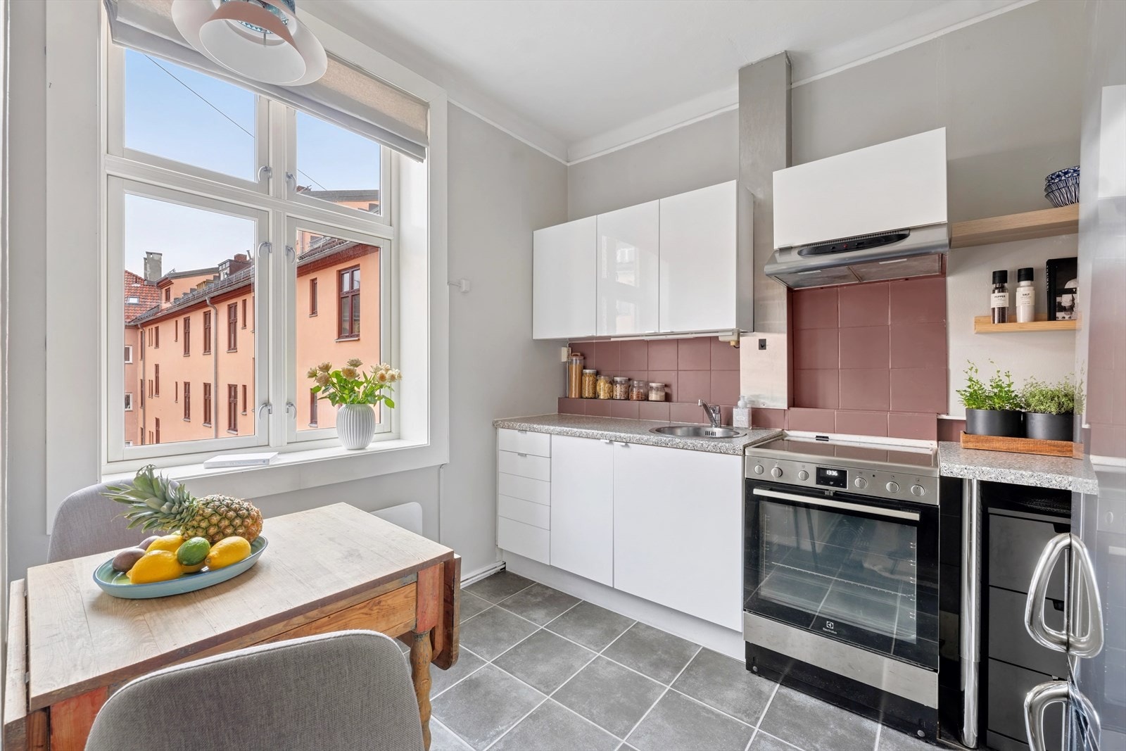 Sjarmerende og lyst kjøkken med mange fantastiske detaljer. Det er godt med skap- og benkeplass på kjøkkenet. Perfekt for matlaging og hygge. Galleribilde