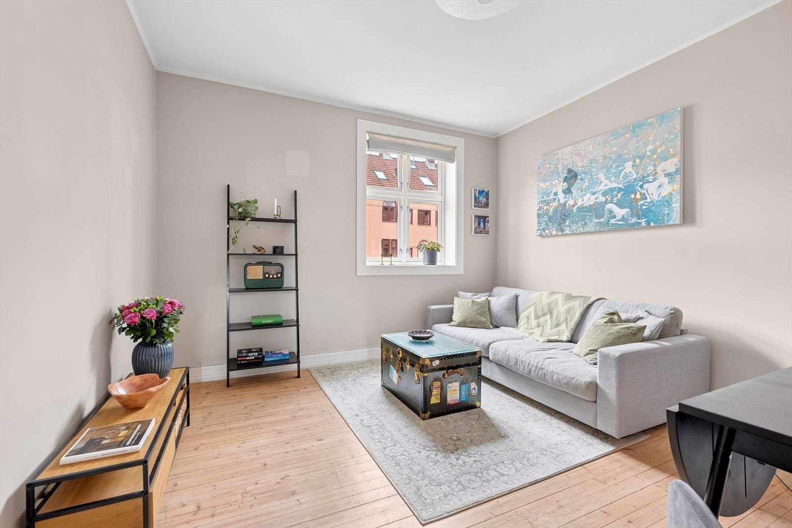 Koselig stue med peis, originale tregulv og 2,8 meter takhøyde. Det er god plass til å innrede med sittegruppe og spisebord. Perfekt for avslapning! Galleribilde