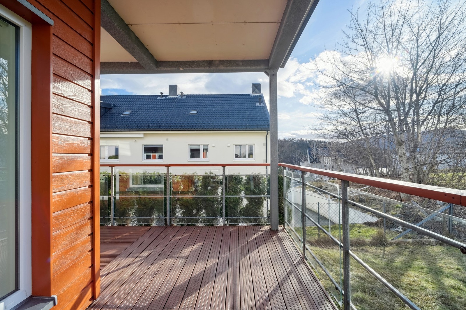 Terrassen har utebelysning, uttrekkbar sidemarkise (vindskjerm) og utvendig stikkontakt. Galleribilde